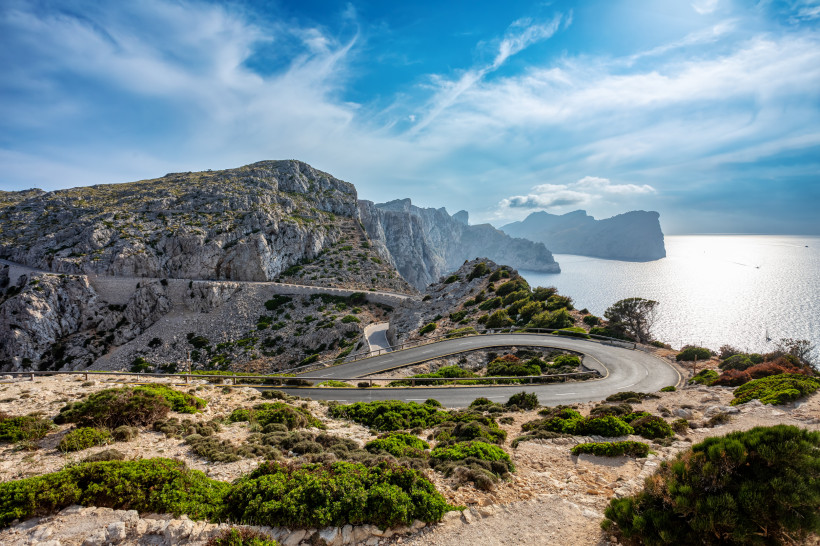 Cap de Formentor, Mallorca Kurvenreiche Straße entlang der Felsküste von Formentor mit Blick auf das Mittelmeer bei Sonnenlicht