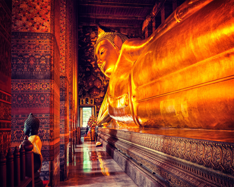 Liegender Buddha im Wat Pho – berühmte Attraktion in Bangkok, Thailand Goldene Statue des liegenden Buddha im Wat Pho Tempel in Bangkok – spirituelles Wahrzeichen Thailands