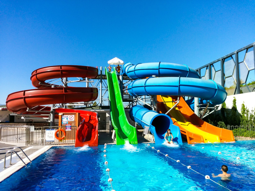 Aquapark mit bunten Wasserrutschen in einem Familienhotel in Kemer an der türkischen Riviera