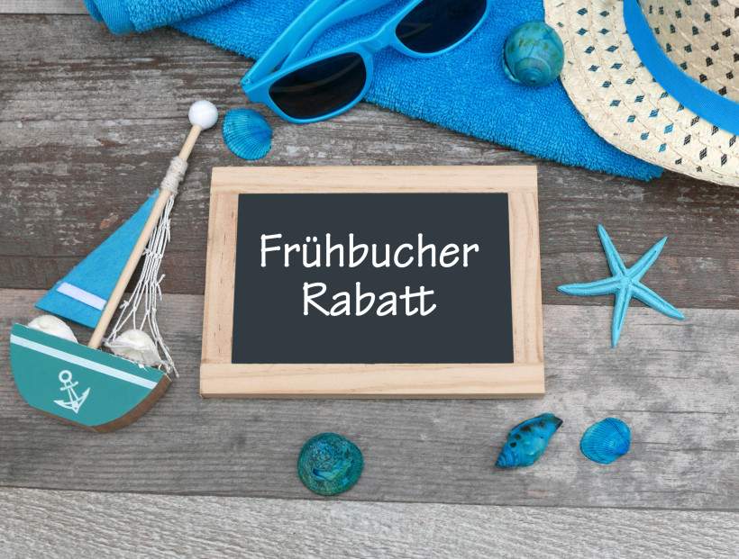 Frühbucher Rabatt für Reisen – Strandmotiv mit Sonnenbrille, Muscheln und Urlaubsaccessoires