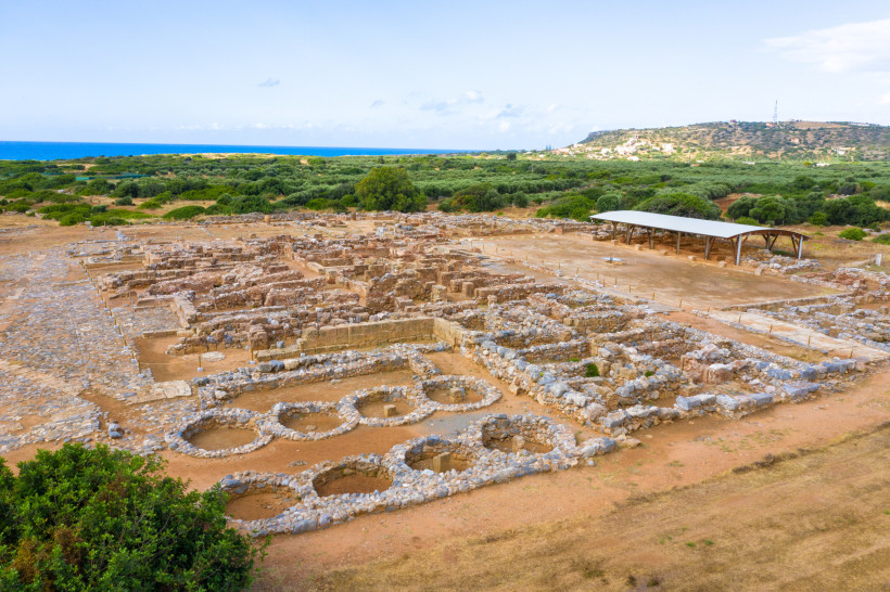 Minoischer Palast von Malia bei Stalida Ausgrabungen des minoischen Palasts von Malia auf Kreta – beliebtes Ausflugsziel nahe Stalida