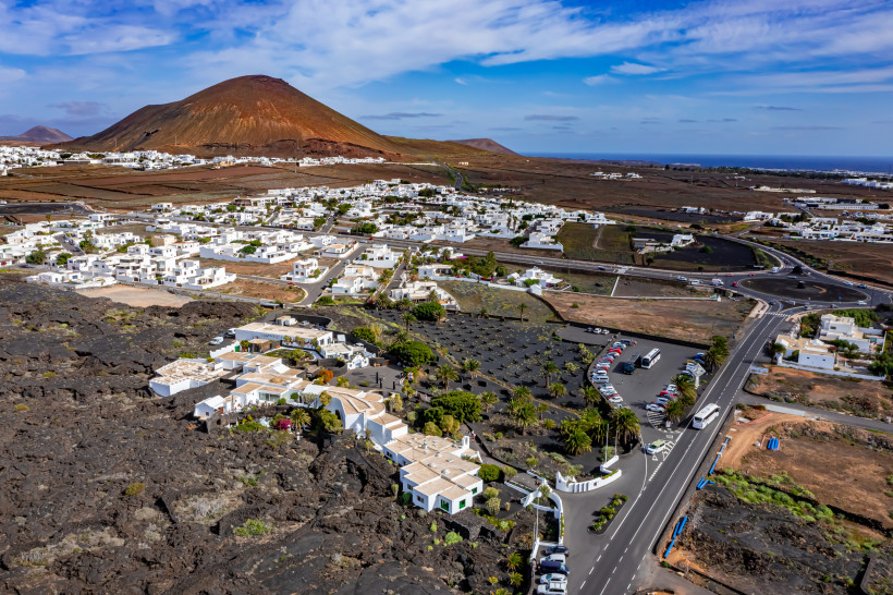 Fundación César Manrique – Luftaufnahme des Museums in Tahíche auf Lanzarote Luftaufnahme der Fundación César Manrique in Tahíche auf Lanzarote mit weißer Architektur, Lavalandschaft und dem Vulkan Montaña Tahíche im Hintergrund.