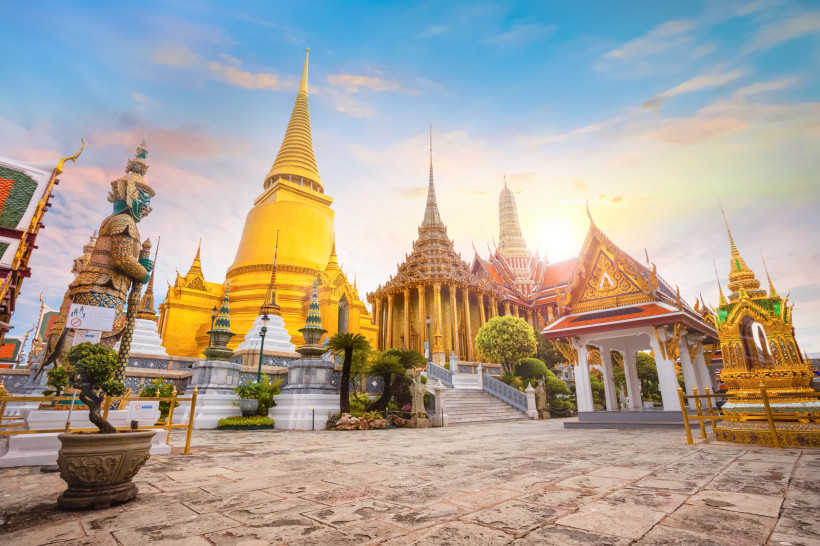 Wat Phra Kaew Bangkok – Goldener Tempel im Königspalast bei Sonnenuntergang Goldene Stupa und Tempelanlage des Wat Phra Kaew im Königspalast von Bangkok bei warmem Sonnenlicht.