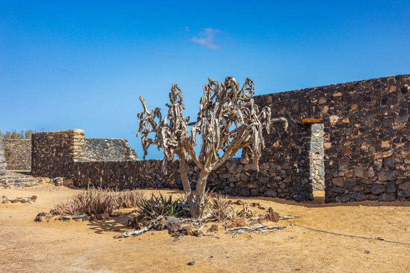 Kalköfen von La Guirra mit Steinmauern in trockener Landschaft