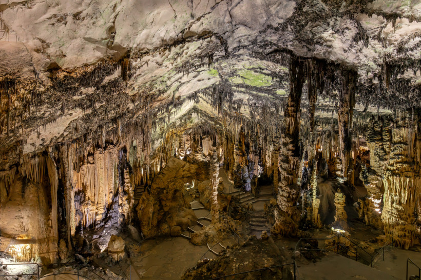 Tropfsteinhöhle Coves d’Artà mit Stalaktiten, Stalagmiten und beleuchtetem Rundweg