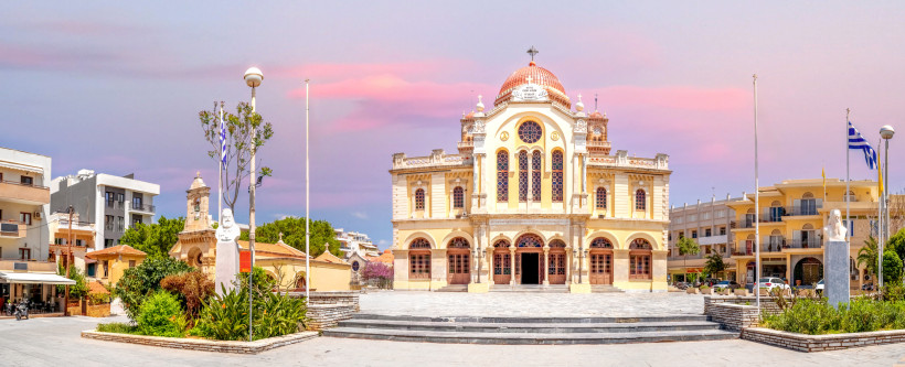 Orthodoxe Kirche mit roter Kuppel auf einem Platz in der Altstadt von Heraklion