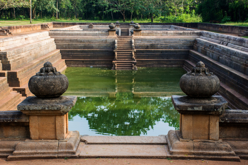 Anuradhapura, Sri Lanka Historischer Badeteich in Anuradhapura, Sri Lanka, mit steinernen Stufen und kunstvollen Verzierungen