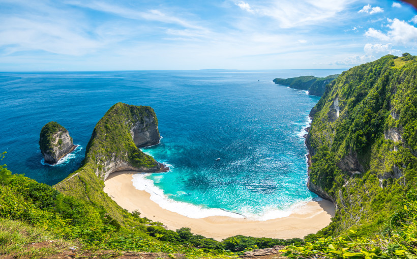 Nusa Penida, Bali Atemberaubende Aussicht auf den Kelingking Beach auf Nusa Penida, Indonesien, mit türkisfarbenem Meer, weißem Sandstrand und grünen Klippen