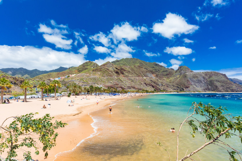 Playa de Las Teresitas, Teneriffa Blick auf den Strand, die Berge und die Touristen