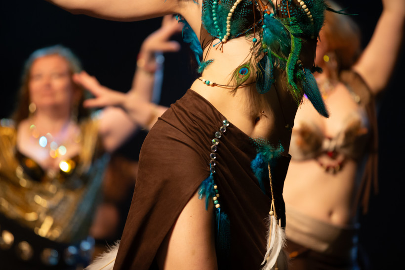 Ägypten - El Gouna Frauen tanzen orientalischen Bauchtanz. Im Vordergrund 1 Frau , im Hintergrund weitere Frauen unscharf zu sehen, beim tanzen