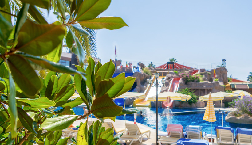 Große Poolanlage mit Wasserrutschen in einem Ferienresort der Region Side an der Türkischen Riviera