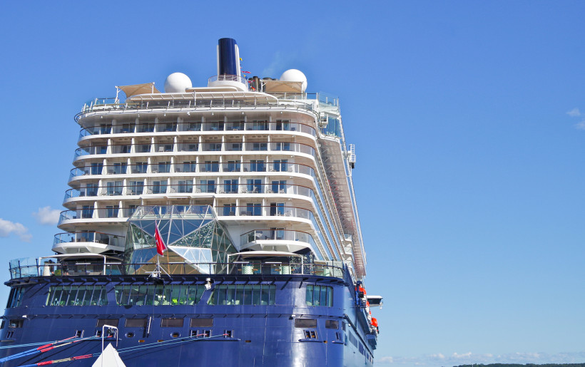 Nahaufnahme des Bugs des Kreuzfahrtschiffs Mein Schiff 4 vor blauem Himmel
