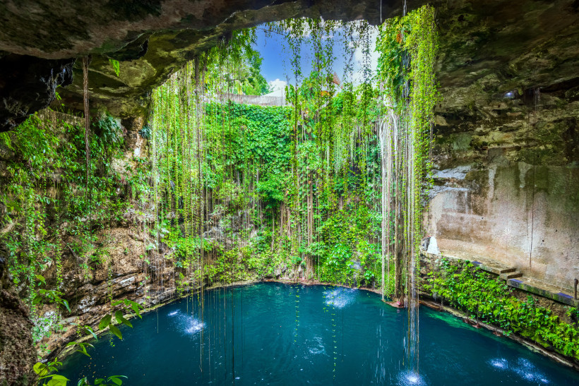Mexiko Cenote, durch Einsturz einer Höhlendecke entstanden und mit Süßwasser gefüllt