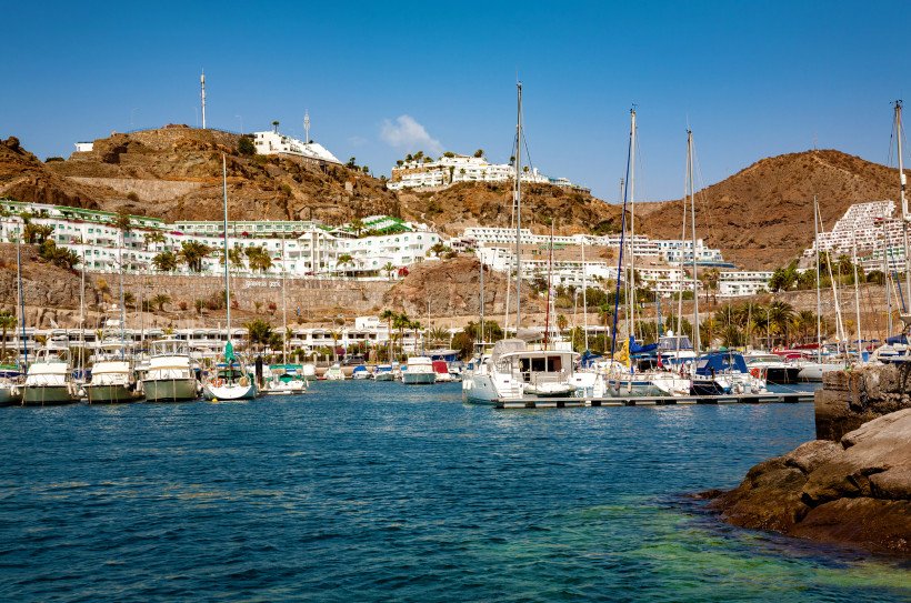 Yachthafen in Puerto Rico auf Gran Canaria mit Segelbooten und weißen Hotelanlagen am Hang