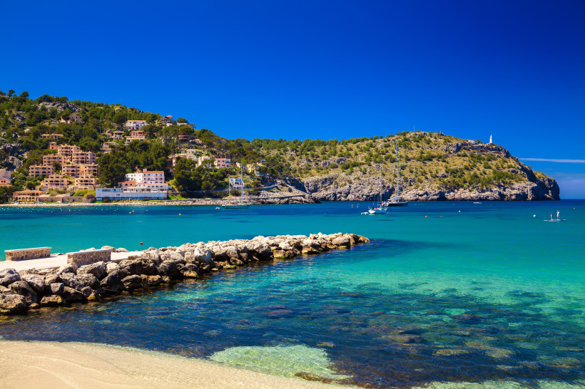 Bucht von Port de Sóller mit türkisfarbenem Wasser, Segelbooten und Küstenhügeln