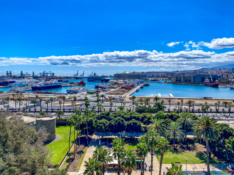 Hafen Las Palmas de Gran Canaria mit Kreuzfahrtschiffen Hafen von Las Palmas de Gran Canaria mit Kreuzfahrtschiffen, Frachtschiffen und Containerkränen, davor Palmenpark und Uferstraße