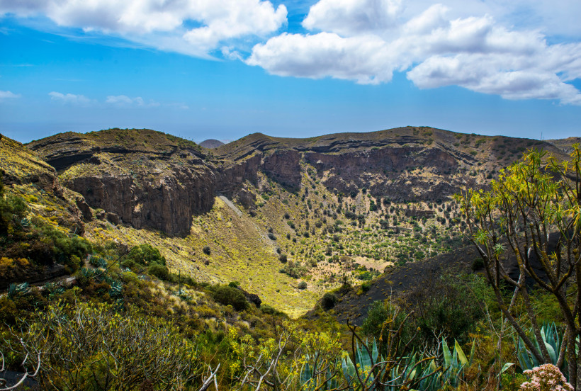 Caldera de Bandama – beeindruckender Vulkankrater auf Gran Canaria Die Caldera de Bandama ist ein gewaltiger Vulkankrater im Nordosten Gran Canarias mit rund einem Kilometer Durchmesser und 200 Metern Tiefe. Vom Aussichtspunkt Mirador de Bandama bietet sich ein fantastischer Blick in den Krater mit seiner einzigartigen V