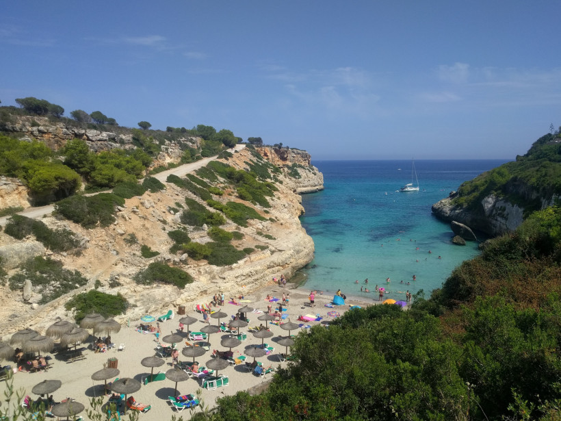 Cala Antena in Calas de Mallorca mit geschützter Felsbucht, klarem Wasser und Badegästen im Sommer