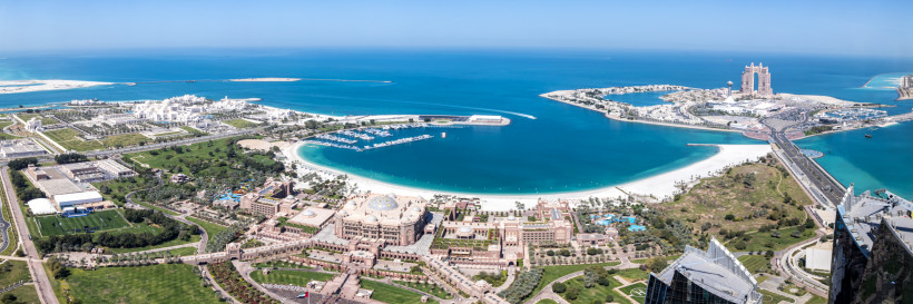Luftaufnahme der Küste von Abu Dhabi mit Yachthafen, Strand und Hotelanlage am türkisfarbenen Meer