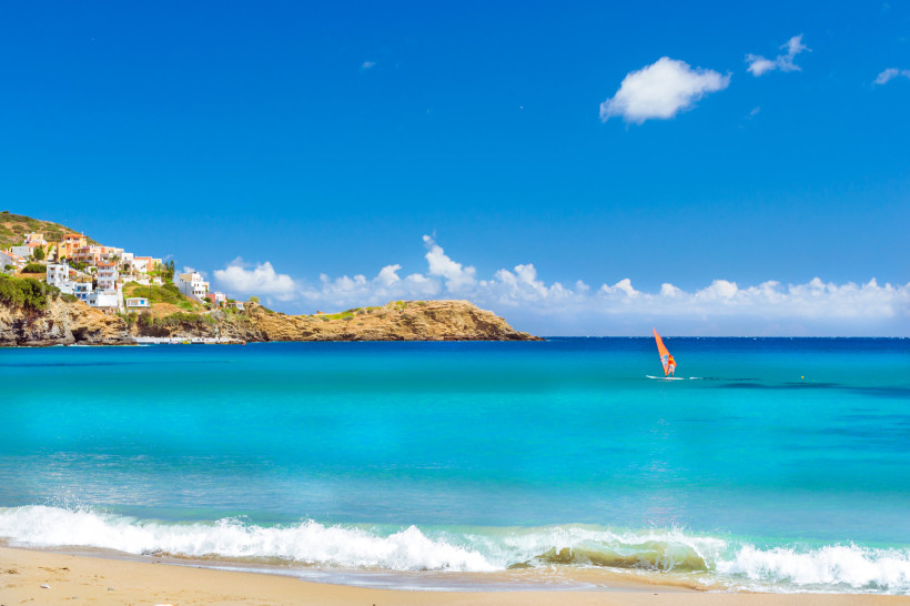 Bali auf Kreta: Küstenbucht mit Strand und Windsurfer Bucht von Bali auf Kreta mit Sandstrand, türkisblauem Meer und Windsurfer vor der Küste
