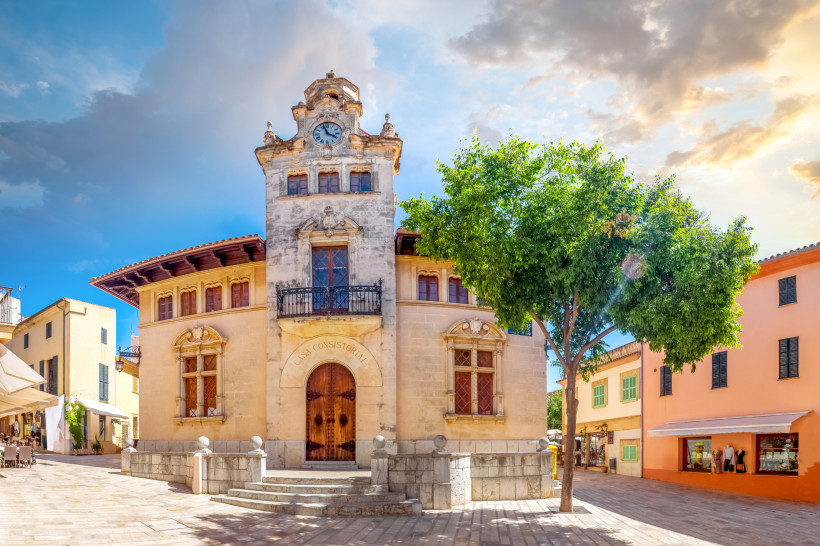 Historisches Rathaus in der Altstadt von Alcúdia mit markantem Uhrturm