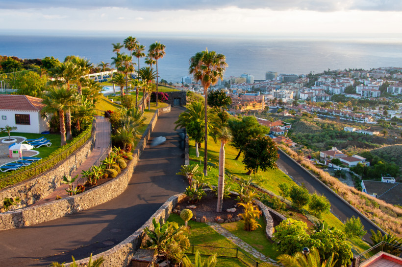 Costa Adeje – traumhafte Aussicht über die Küste und grüne Gartenanlagen Aussicht über Costa Adeje auf Teneriffa mit üppigen Gärten, Palmen, Hotels und Meerblick. Beliebte Ferienregion an der Südküste der Insel.