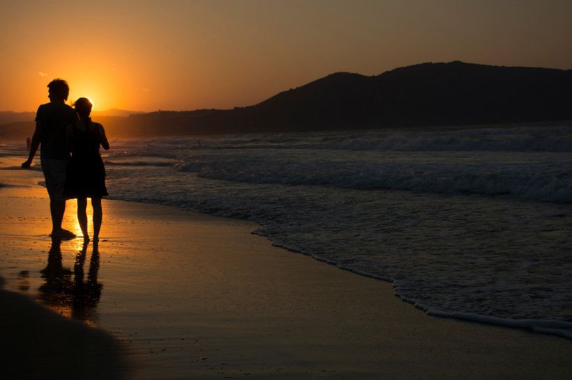 Paar am Strand von Georgioupolis bei Sonnenuntergang Silhouette eines Paares am Strand von Georgioupolis bei Sonnenuntergang