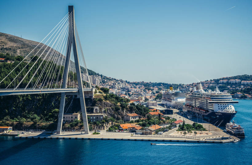Kreuzfahrtschiffe im Hafen von Dubrovnik neben der Schrägseilbrücke Franjo Tuđman