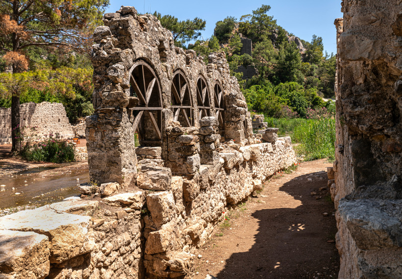Historische Ruinen von Phaselis nahe Kemer, umgeben von Natur und Pinienwäldern