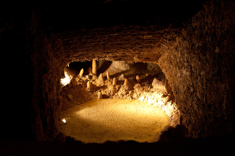 Tropfsteinhöhle auf Barbados – geheimnisvolle Naturformation im Inneren der Insel Tropfsteinhöhle auf Barbados mit Stalagmiten und beleuchtetem unterirdischem Wasserbecken.