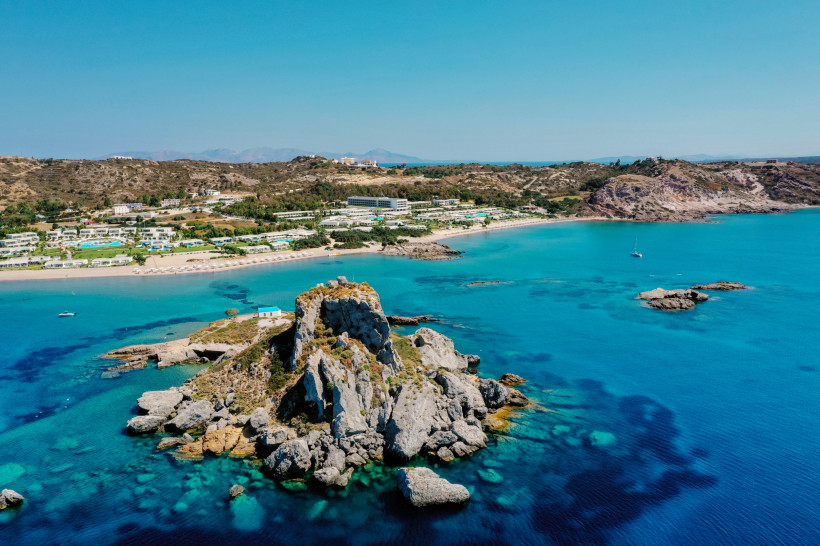 Kos - Kefalos Luftaufnahme der kleinen Insel Kastri mit der Agios-Stefanos-Kapelle vor Kefalos auf Kos, Griechenland