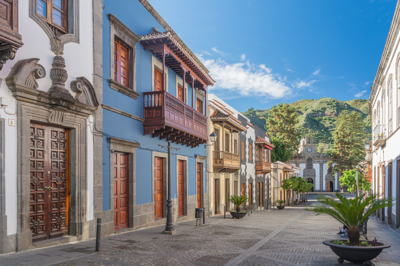 Altstadt von Teror – charmantes Dorf auf Gran Canaria Pittoreske Gasse mit traditionellen Holzbalkonen und historischen Häusern in Teror auf Gran Canaria. Im Hintergrund ist die Basilika erkennbar – ein beliebtes Ausflugsziel mit kanarischem Flair.