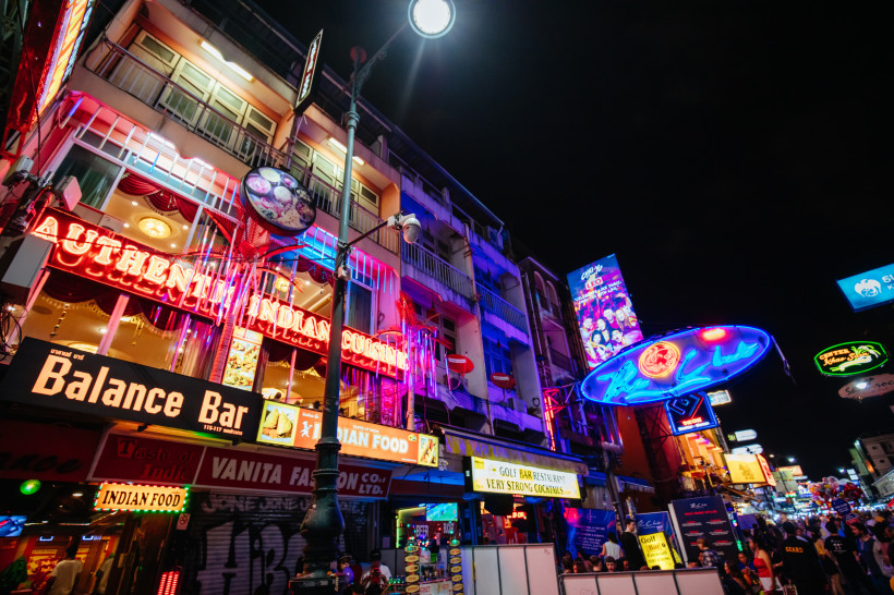 Khao San Road bei Nacht – Buntes Nachtleben und Restaurants in Bangkoks Touristenviertel Leuchtende Neonlichter und volle Bars in der Khao San Road in Bangkok bei Nacht – beliebtes Ausgehviertel für Reisende