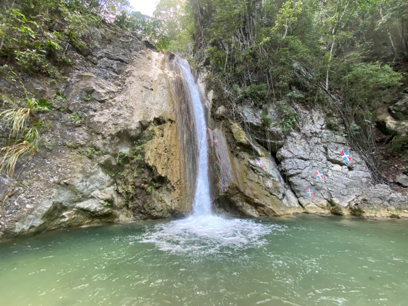 Dominikanische Republik Nahaufnahme eines Wasserfalls in der Dominikanischen Republik, der in ein türkisfarbenes Naturbecken fällt