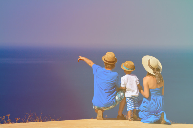 Familienurlaub in Chersonissos mit Meerblick Familie auf einer Klippe mit Blick auf das Meer in Chersonissos