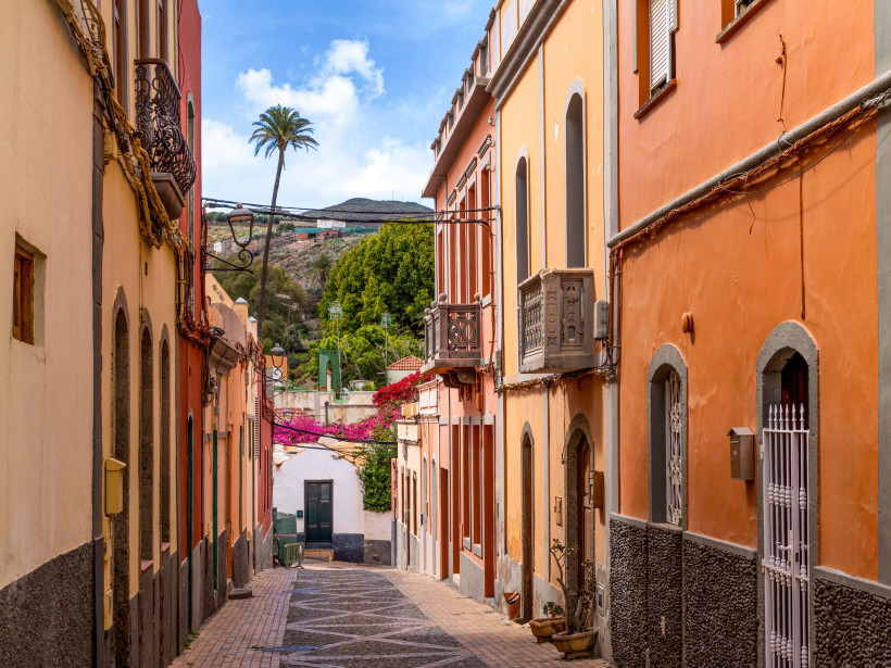Bunte Altstadtgasse in Ingenio  auf Gran Canaria – mediterranes Flair pur Bunte Altstadtgasse in Ingenio  auf Gran Canaria mit traditionellen Häusern, Kopfsteinpflaster, Palmen und mediterranem Flair.