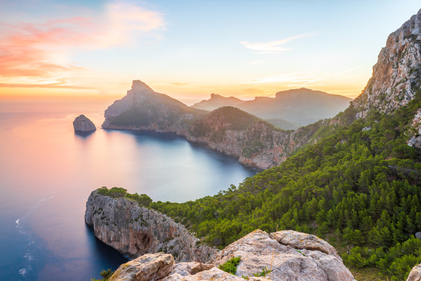 Sonnenuntergang am Mirador Es Colomer nahe Cala San Vicente mit Blick über die Steilküste und das Meer an der Nordküste Mallorcas.