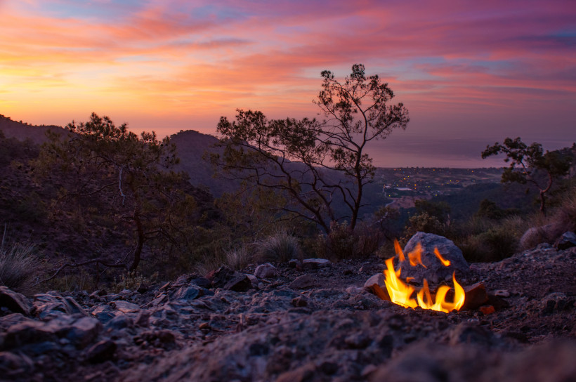 Brennende Flammen von Yanartaş (Chimaira) im Taurusgebirge bei Sonnenuntergang mit Blick Richtung Mittelmeer