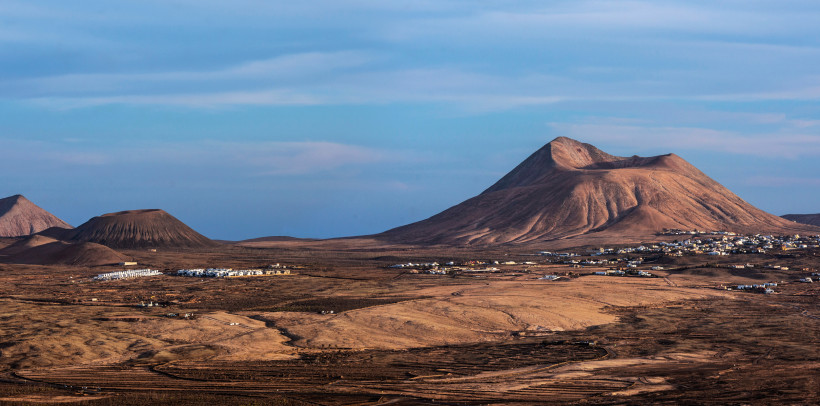 Vulkanlandschaft bei La Oliva – Weite Ebenen und Berge im Norden Fuerteventuras Vulkanlandschaft bei La Oliva auf Fuerteventura mit braunen Bergen, weiten Ebenen und kleinen Dörfern im Norden der Insel.