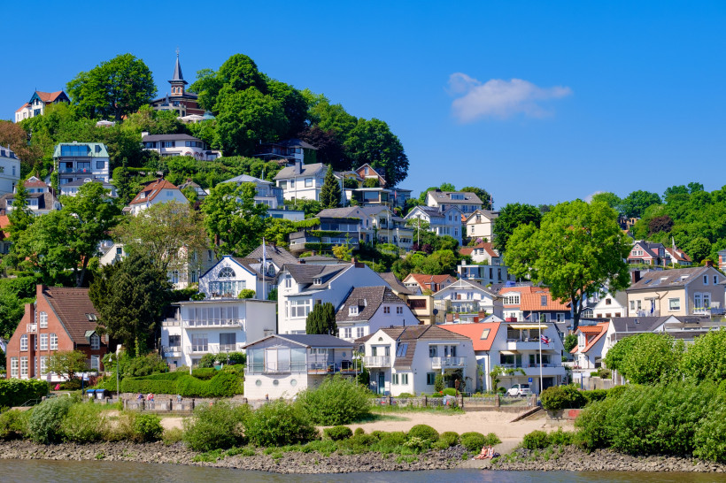 Blankenese in Hamburg: Häuser am Elbhang am Ufer der Elbe Blick auf den Elbhang in Blankenese, Hamburg, mit Häusern zwischen Bäumen am Elbufer
