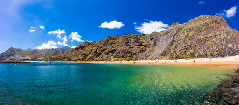 Teneriffa, Playa de Las Teresitas  Meer, Strand und Berge im Hintergrund