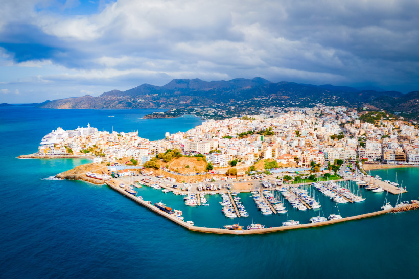 Panoramablick auf Agios Nikolaos mit Hafen, Marina und Küstenbebauung vor bergiger Landschaft