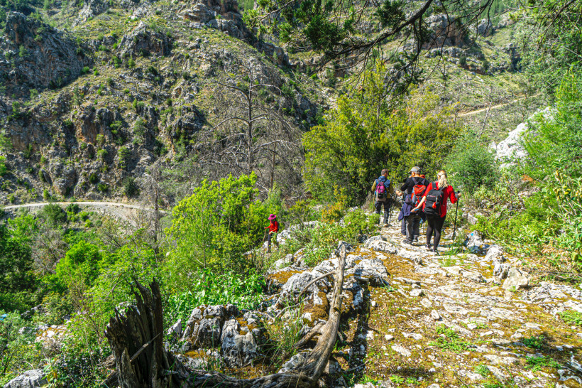 Wandergruppe auf einem Bergpfad bei Kemer – Aktivurlaub mit Trekking und Naturerlebnissen in der Türkei