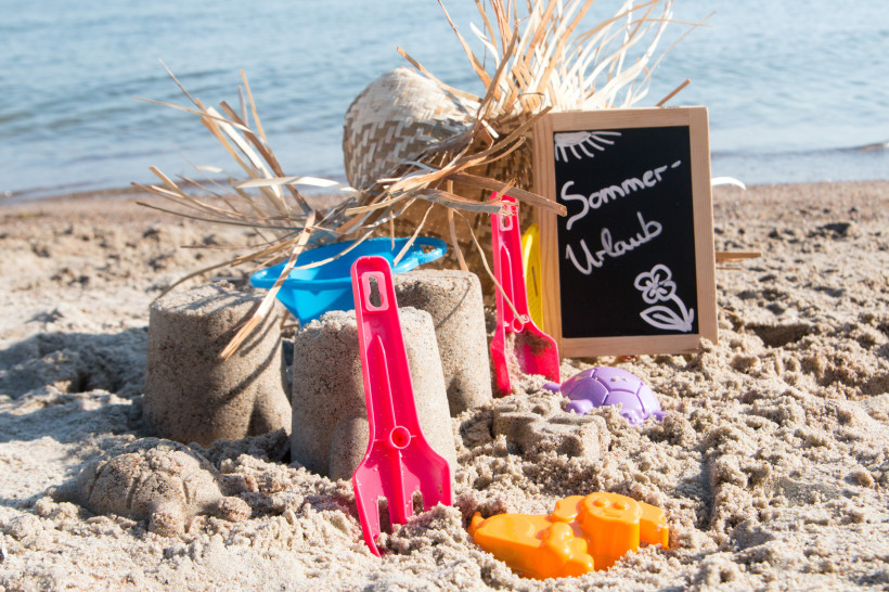 Sandspielzeug und Sandburgen am Strand von Kemer – perfekter Familienurlaub mit Kindern in der Türkei