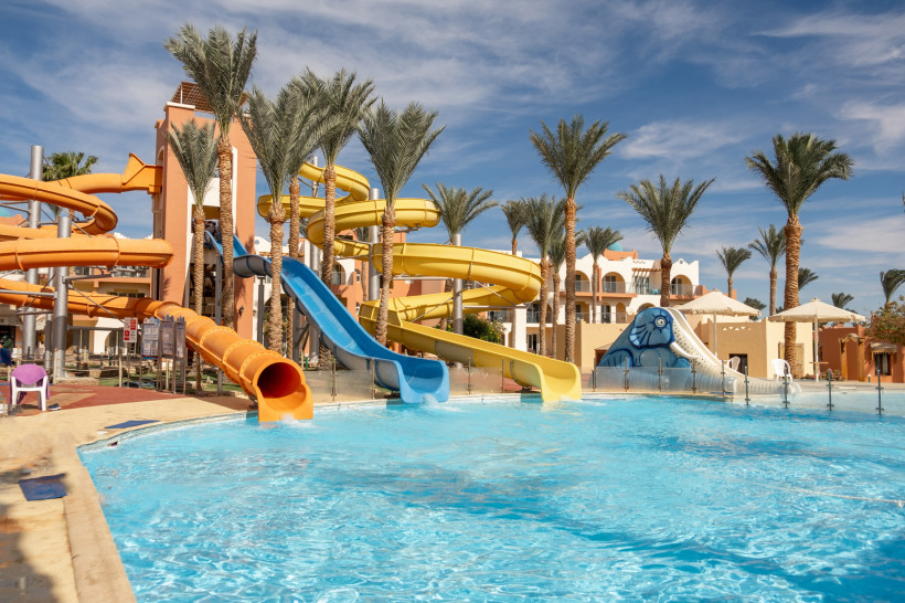 Aquapark mit Wasserrutschen in einem Resort – Familienurlaub im Hotel mit Kinderattraktionen