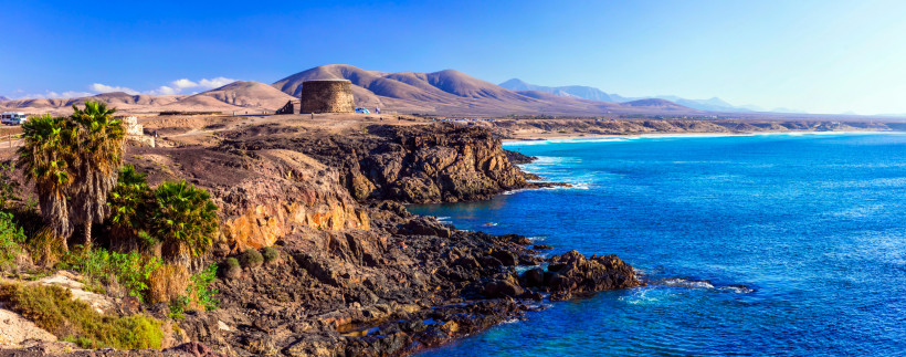 El Cotillo Westküste mit Torre del Tostón – Naturkulisse im Nordwesten Fuerteventuras Blick auf die Westküste von El Cotillo mit Torre del Tostón, Lavafelsen und Atlantik auf Fuerteventura