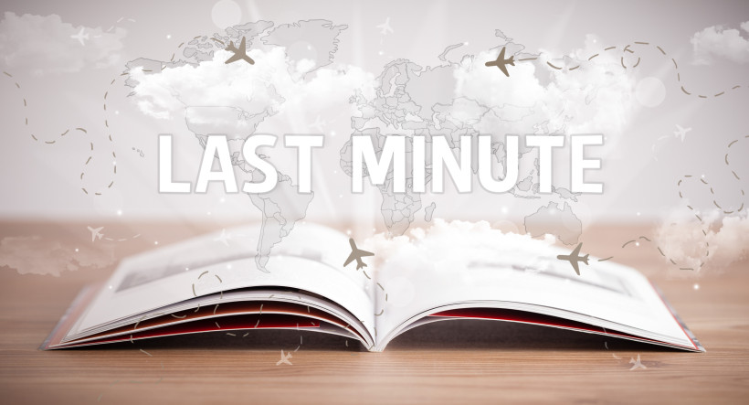 Thailand Last Minute Angebote – sofort verfügbare Traumreisen günstig buchen LAST-MINUTE Schriftzug über Weltkarte mit Flugzeugen – Symbolbild für spontane Thailand Last Minute Reisen.