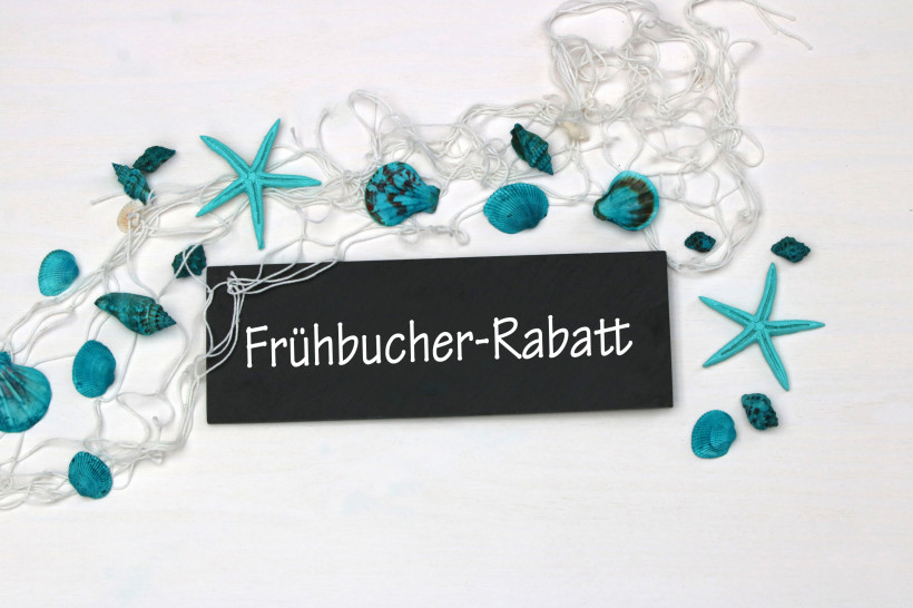 Frühbucher-Rabatt Ägypten – günstige Urlaubsangebote für frühe Buchungen Frühbucher-Rabatt Schild mit Muscheldeko für günstige Ägypten-Angebote bei früher Urlaubsbuchung