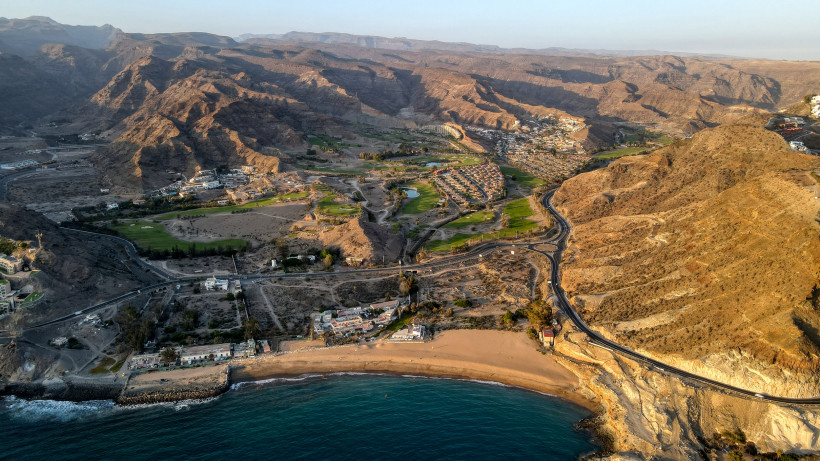 Luftaufnahme des Golfplatzes Anfi Tauro in einem Tal bei der Küste von Gran Canaria