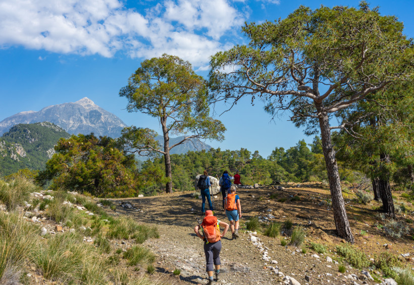 Wandergruppe auf einem Bergpfad im Taurusgebirge bei Kemer – Aktivurlaub in der Türkei